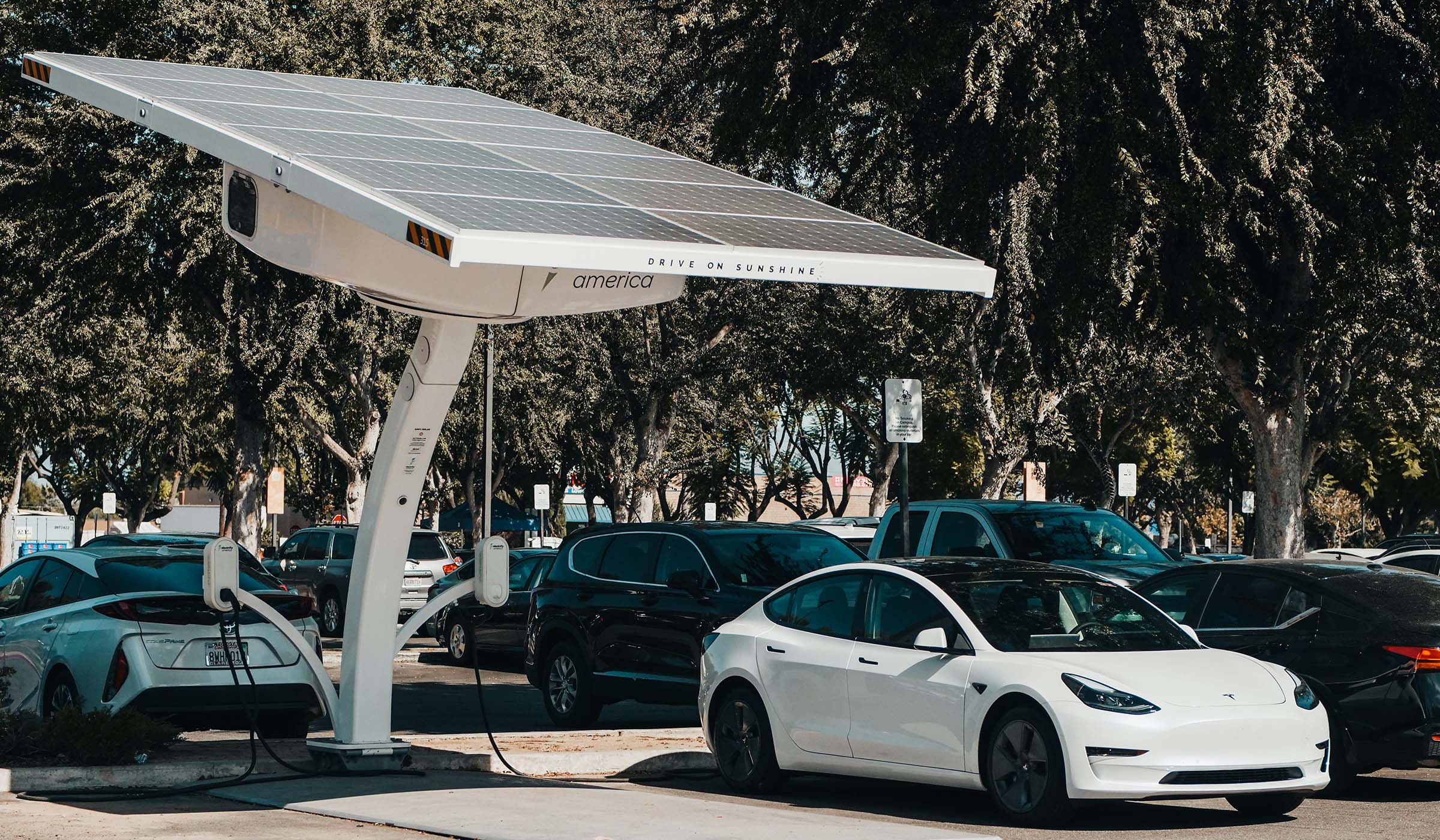 Tesla unter Solarpaneelen