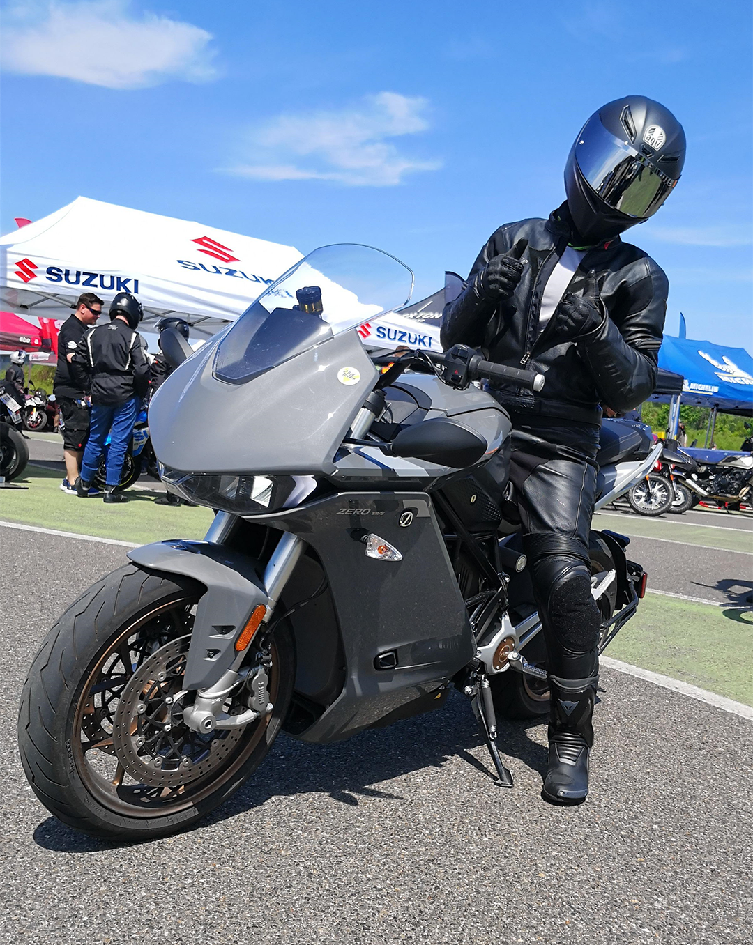 Ein Motorradfahrer auf einem Zero Motorcycles E-Motorrad zum Artikel Das waren die Arge 2Rad Testtage 2022 von Team Bergmann