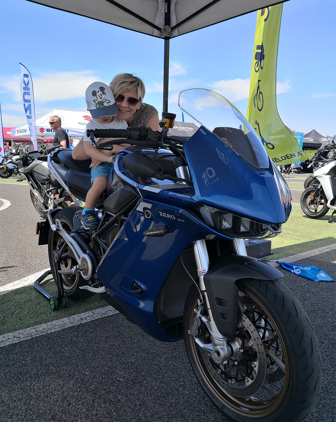 Bild Simone Bergmann mit Zero E-Motorrad zum Artikel Das waren die Arge 2Rad Testtage 2022 von Team Bergmann